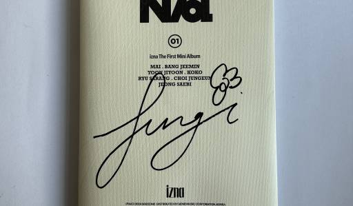 IZNA JUNGEUN SIGNED 1ST MINI ALBUM 'N/A' - IZ VERSION
